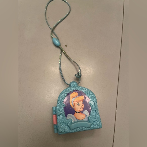 Vintage Cinderella compact locket 1995 - Picture 2 of 3